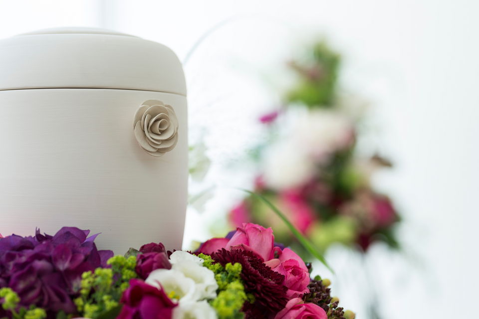 Urne mit Blumenschmuck