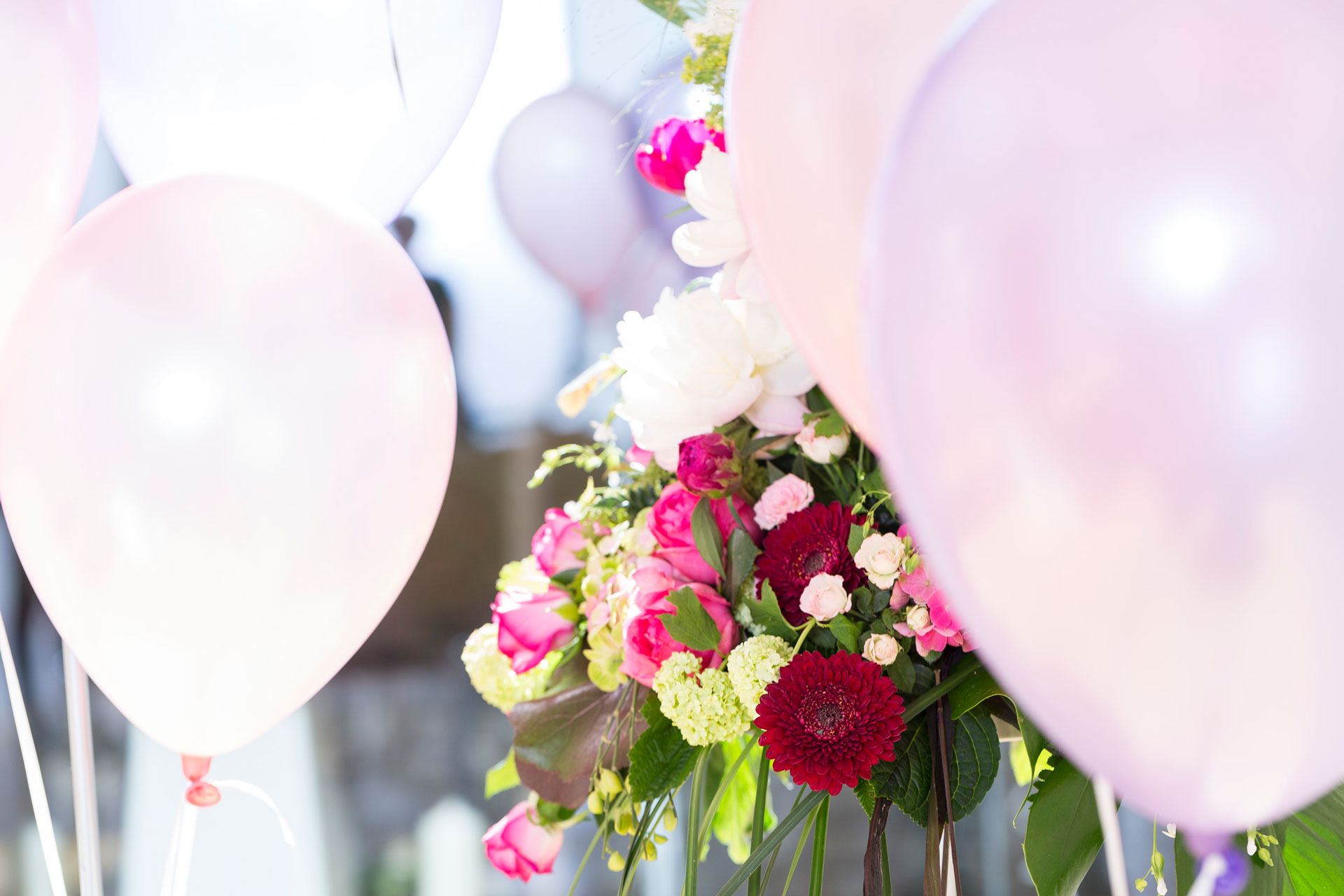 Trauerfeier mit Trauerfloristik und Luftballons mit Heimkehr Bestattungen