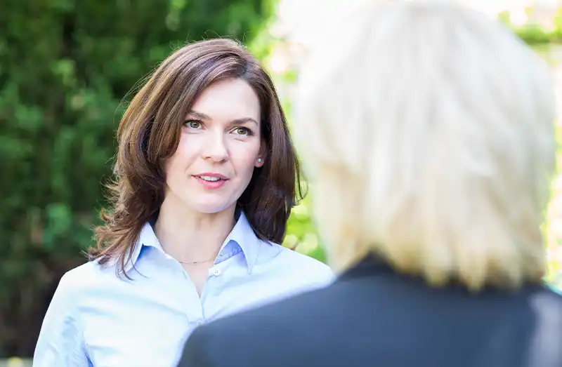 Persoenliches Gespraech Beratung bei Bestattungsvorsorge