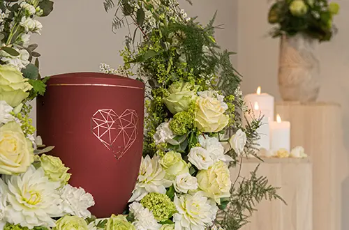 Blumenschmuck bei der Trauerfeier