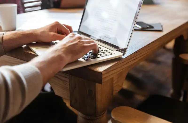 Erbrecht Informationen am Laptop