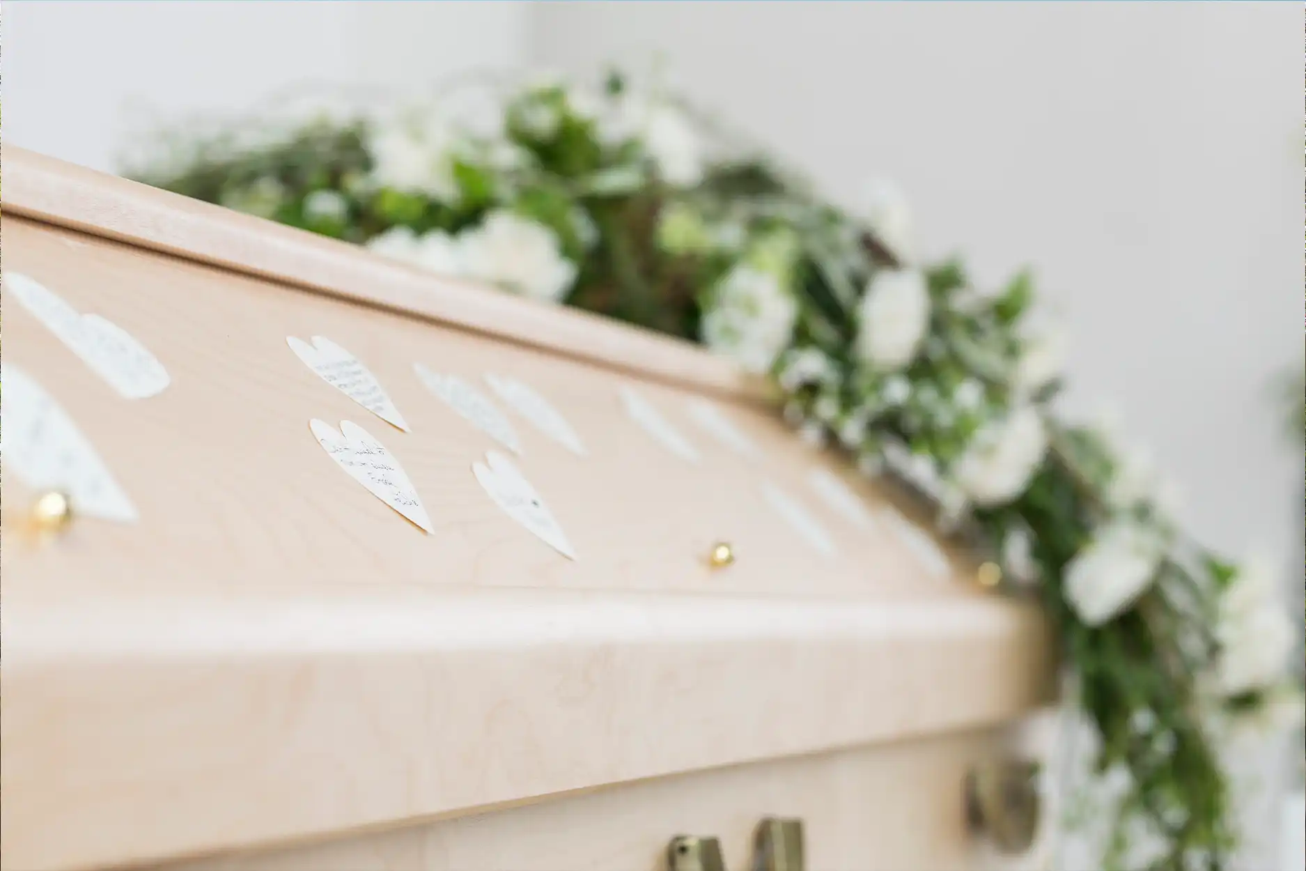 Sargaufbahrung in Essen mit Abschiedsritual Herzen