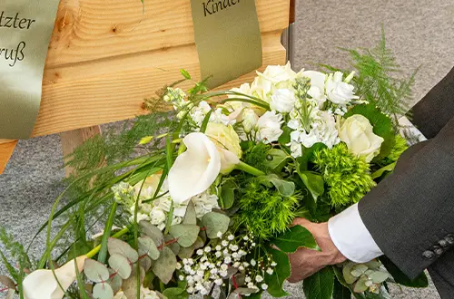 Ablegen eines Trauerbuketts bei der Trauerfeier