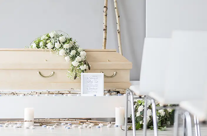 Sargaufbahrung mit Kerzen und Blumenschmuck bei Ihrem Bestatter in Essen.